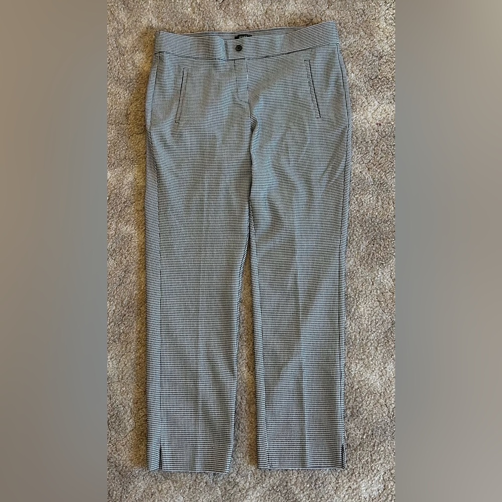 JONES NEW YORK ankle length pants. Size Large. Black with white checks.